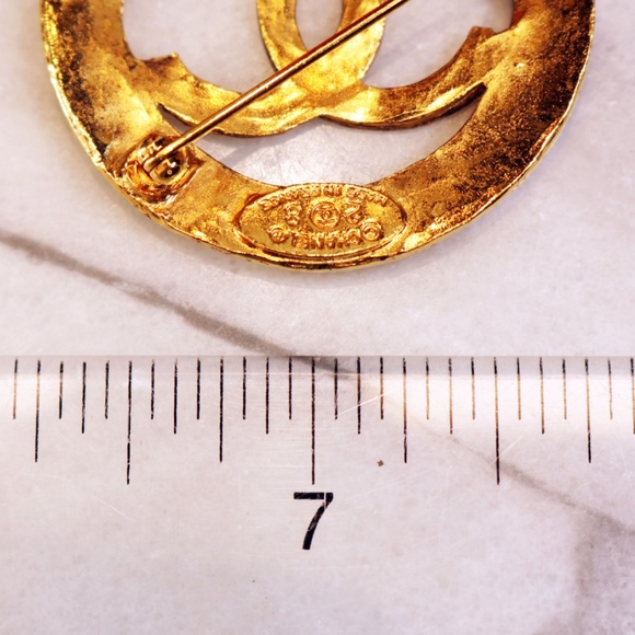 Chanel CC Logo Paris Gold Plated Brooch - Picture 12 of 14